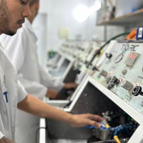 Profissional trabalhando em equipamento do laboratório G7
